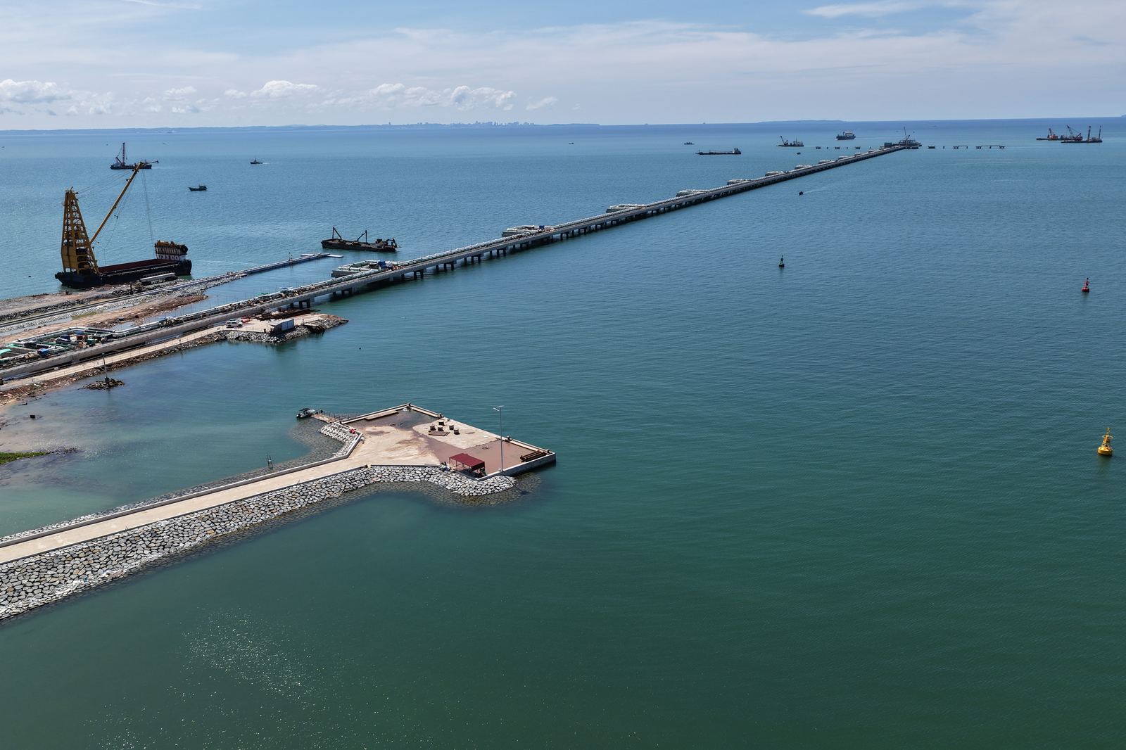 Jetty approach bridge and heavy cargo jetty construction